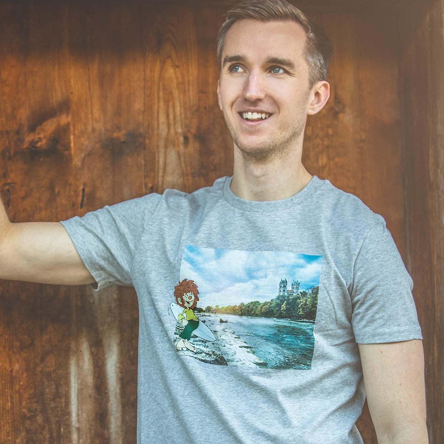 Â®Pumuckl Herren T-Shirt "Surfer-Kobold"